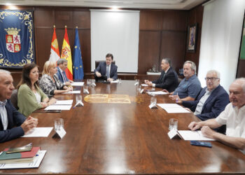 Fernández Mañueco se reúne con el Presidente de la Diputación de Zamora y los alcaldes de Zamora y de la comarca Sanabria-Carballeda. / Rubén Cacho
