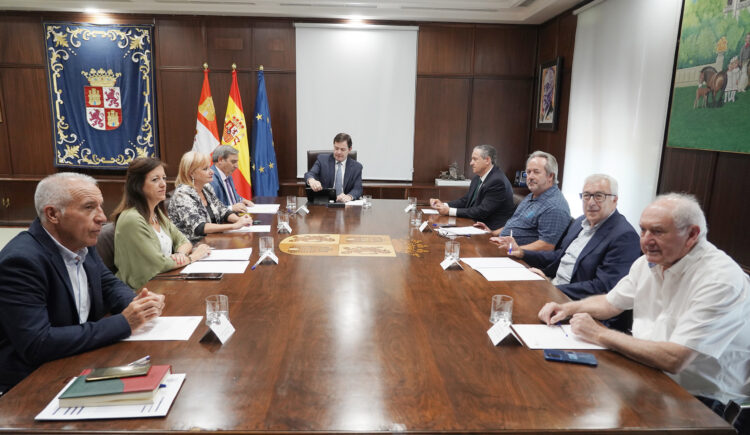 Movilidad cubrirá con dos buses las paradas suprimidas por Renfe entre Zamora y Puebla 1 Fernández Mañueco se reúne con el Presidente de la Diputación de Zamora y los alcaldes de Zamora y de la comarca Sanabria-Carballeda. / Rubén Cacho