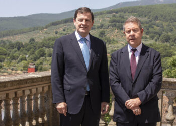 Los presidentes de ambas comunidades autónomas, Alfonso Fernández Mañueco y Emiliano García-Page, suscribieron el convenio este miércoles en Ávila. / Rmestudios