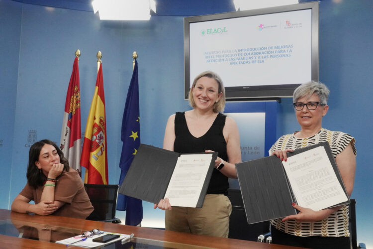 Familia y ELACYL firman un acuerdo para ampliar los apoyos a enfermos y familiares 1 Firma del acuerdo entre la Vicepresidenta de la Junta y la Presidenta de ELACYL. / Rubén Cacho