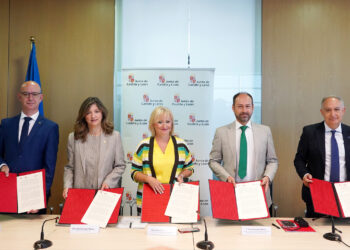 La Consejera de Industria firma el acuerdo de colaboración con las universidades. / Miriam Chacón