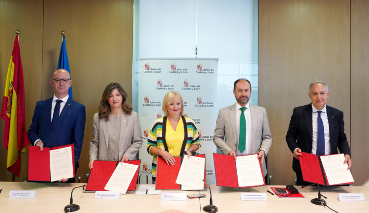 Experience Plus prevé la inserción laboral de 350 jóvenes 1 La Consejera de Industria firma el acuerdo de colaboración con las universidades. / Miriam Chacón