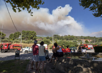 El director del operativo es optimista en cuanto a la evolución del incendio, debido a las condiciones climatológicas. / Rmestudios