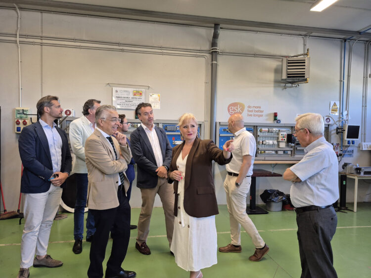 Industria invertirá 50,6 millones en 1.047 cursos para desempleados el próximo curso 1 La consejera de Industria visita el Colegio San Gabriel de Aranda de Duero, Burgos.