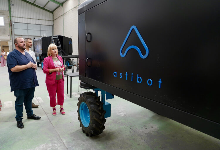 Industria dedica dos millones de euros al programa Fortra de formación para trabajadores 1 Leticia García visita las instalaciones de Astibot, empresa vallisoletana que imparte formación a sus empleados. / Miriam Chacón