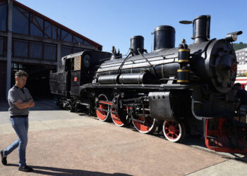 La locomotora se encargó de remolcar el tren-correo entre Ponferrada y Villablino hasta 1983. / César Sánchez