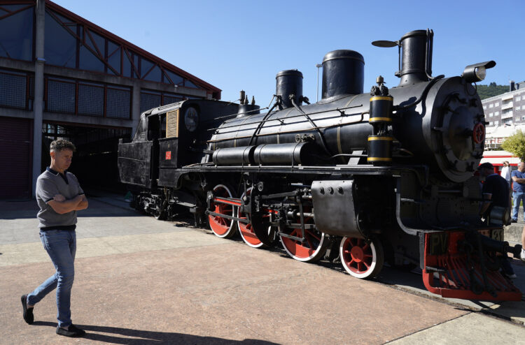 La locomotora se encargó de remolcar el tren-correo entre Ponferrada y Villablino hasta 1983. / César Sánchez