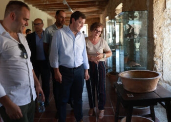 El Presidente de la Junta de Castilla y León presenta el cheque en Pereruelo (Zamora). / JL Leal