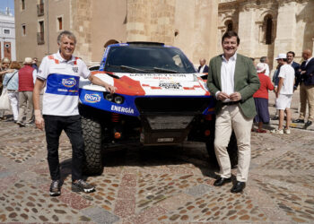 Presentación del coche con el que Jesús Calleja participará en estas competiciones. / Campillo