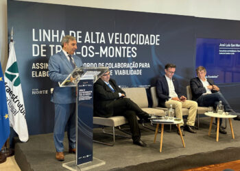 El consejero de Movilidad, José Luis Sanz Merino, este miércoles en Bragança, Portugal.