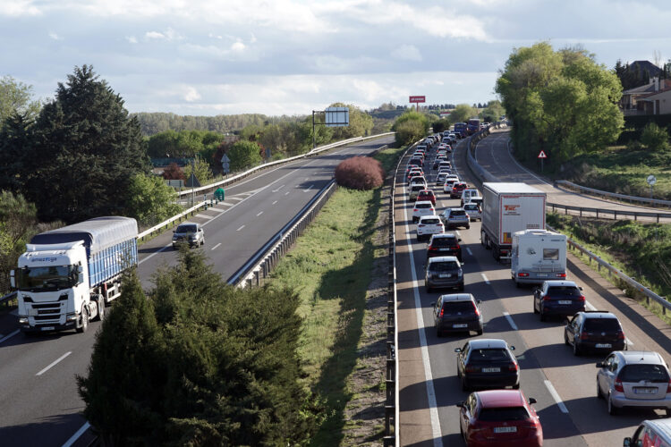 La DGT prevé medio millón de desplazamientos este fin de semana en carreteras de Castilla y León 1 La primera “Operación salida” del verano comienza el viernes a las 15 horas. / Rubén Cacho