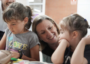 Visita de la Consejera de Familia a participantes del programa Conciliamos en Valladolid. / Rubén Cacho