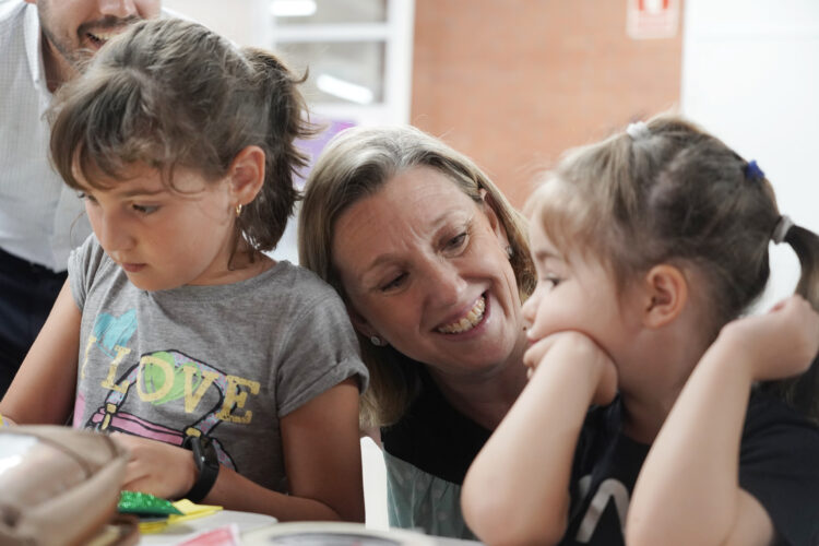 Convocado el Bono Infantil, una ayuda de 200 euros para conciliar 1 Visita de la Consejera de Familia a participantes del programa Conciliamos en Valladolid. / Rubén Cacho