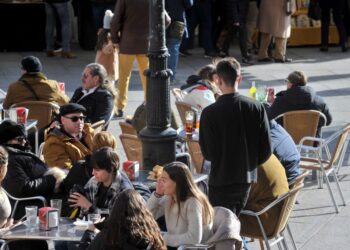 La prohibición de fumar en las terrazas de los bares, una de las medidas más polémicas del nuevo proyecto de Ley. / E.A.