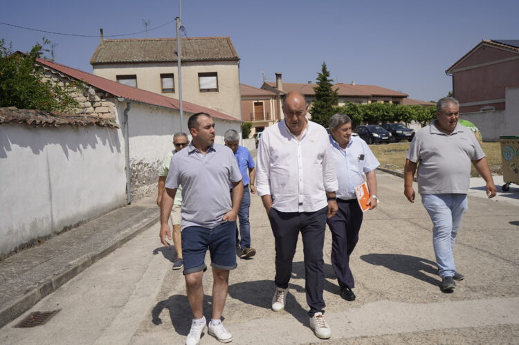 De Vicente visita seis pueblos de la zona norte de la provincia 1 Instantes de la visita a la localidad de Chatún / DIPUTACIÓN