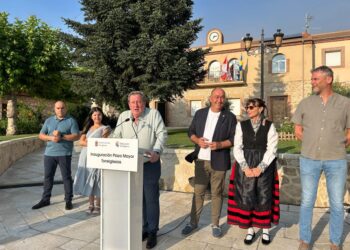 El alcalde se dirige a los vecinos de la localidad en un momento de la inauguración. / DIPUTACIÓN