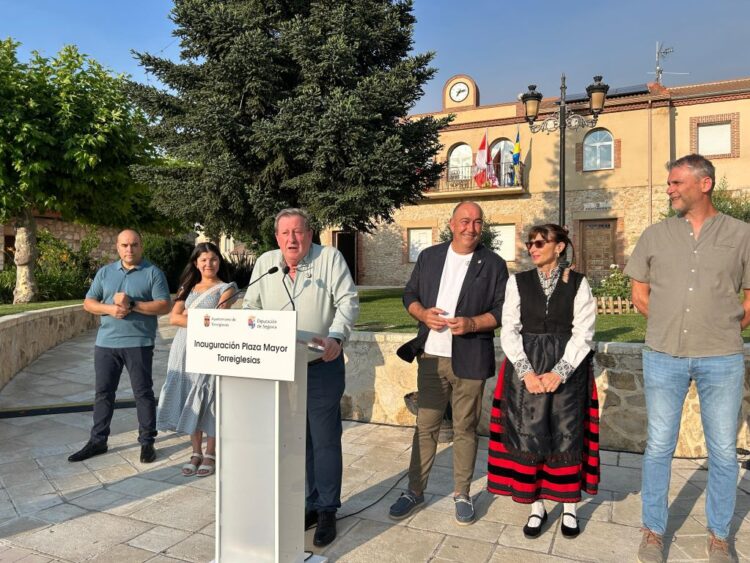 El alcalde se dirige a los vecinos de la localidad en un momento de la inauguración. / DIPUTACIÓN