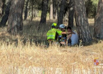 Los rescatadores junto a la víctima/EMERGENCIAS 112 CYL