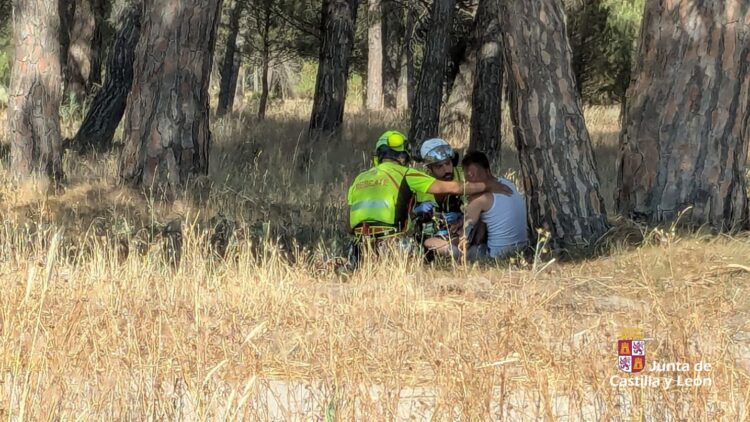 El 112 auxilia a un hombre indispuesto en el monte en Villaverde de Íscar 1 Los rescatadores junto a la víctima/EMERGENCIAS 112 CYL