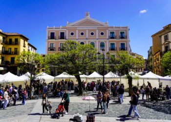 Al igual que en el Día del Libro, la Plaza Mayor es el lugar escogido para celebrar la Feria de Editores. /HÉCTOR CRIADO