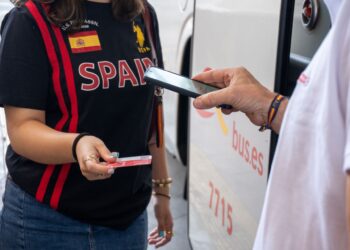 Una joven accede al autobús con su tarjeta Buscyl. /HÉCTOR CRIADO