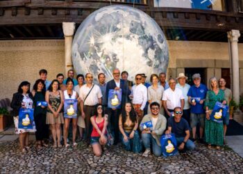Foto de familia con ‘La Luna llena’ en la presentación de la decimoséptima edición del festival. / HÉCTOR CRIADO