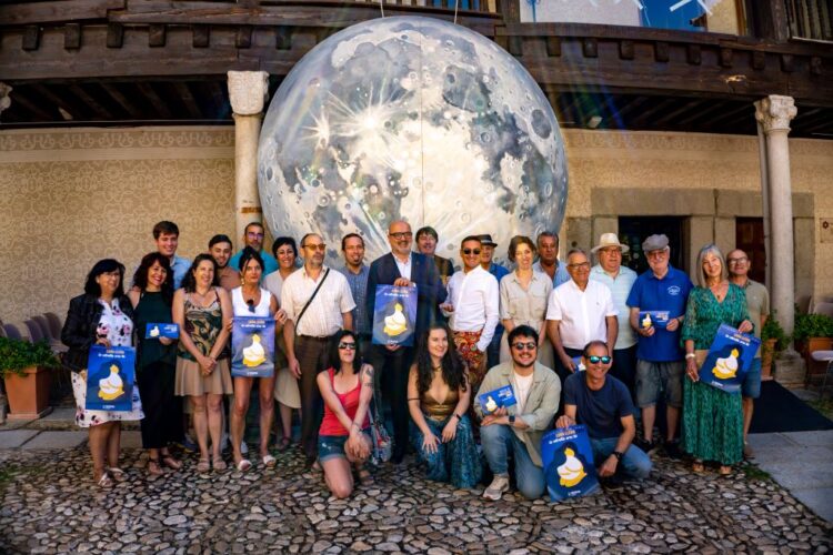 Foto de familia con ‘La Luna llena’ en la presentación de la decimoséptima edición del festival. / HÉCTOR CRIADO