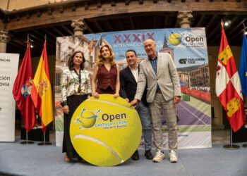 De izquierda a derecha, Virginia Ruano, Mar Sancho, Javier Figueredo y Óscar del Moral, en la presentación del XXXIX Open Castilla y León Villa de El Espinar / HÉCTOR CRIADO