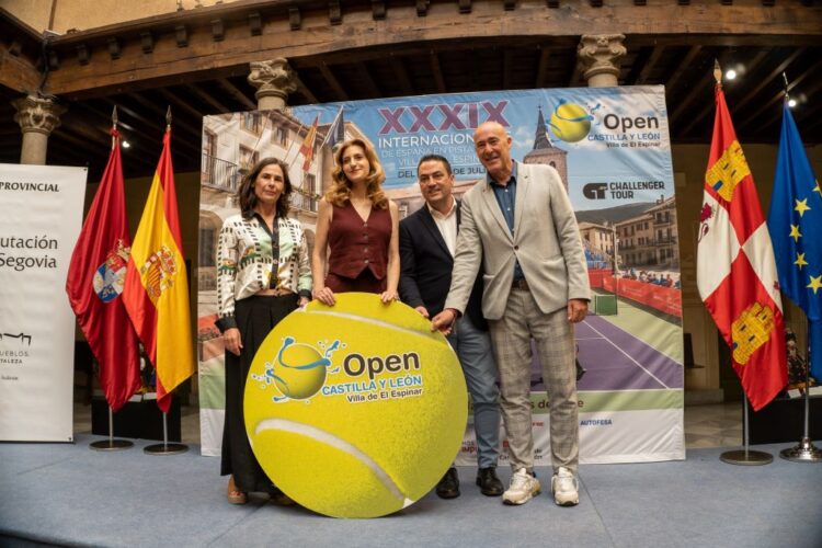 De izquierda a derecha, Virginia Ruano, Mar Sancho, Javier Figueredo y Óscar del Moral, en la presentación del XXXIX Open Castilla y León Villa de El Espinar / HÉCTOR CRIADO