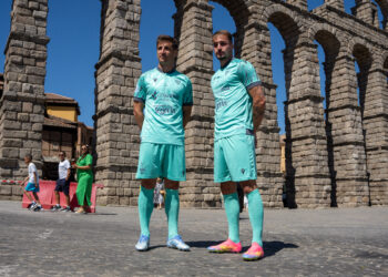 Fer Llorente y Marc Tenas posan con la nueva indumentaria de la Segoviana./HÉCTOR CRIADO