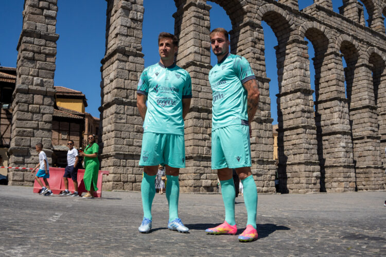 La Gimnástica Segoviana se viste de verde 1 Fer Llorente y Marc Tenas posan con la nueva indumentaria de la Segoviana./HÉCTOR CRIADO