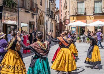 Pasacalles este sábado en el centro de la ciudad. /ENRIQUE DEL BARRIO ARRIBAS
