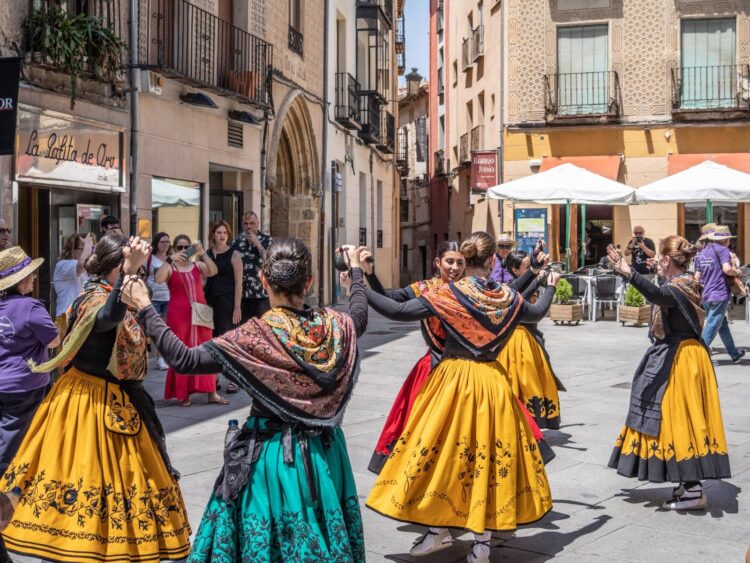Los pasacalles cerrarán mañana la XLI edición del festival Folk Segovia 1 Pasacalles este sábado en el centro de la ciudad. /ENRIQUE DEL BARRIO ARRIBAS