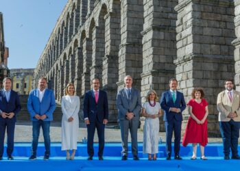 Foto de familia frente al Acueducto/AYUNTAMIENTO DE SEGOVIA