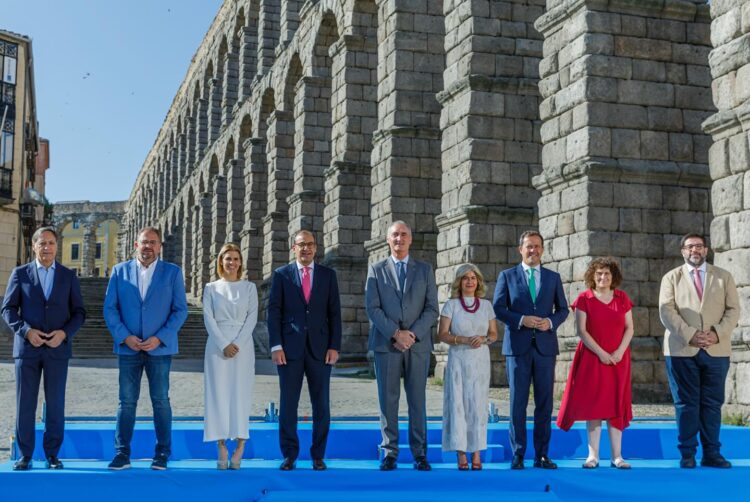 El Grupo de Ciudades Patrimonio celebra su aniversario en Segovia 1 Foto de familia frente al Acueducto/AYUNTAMIENTO DE SEGOVIA