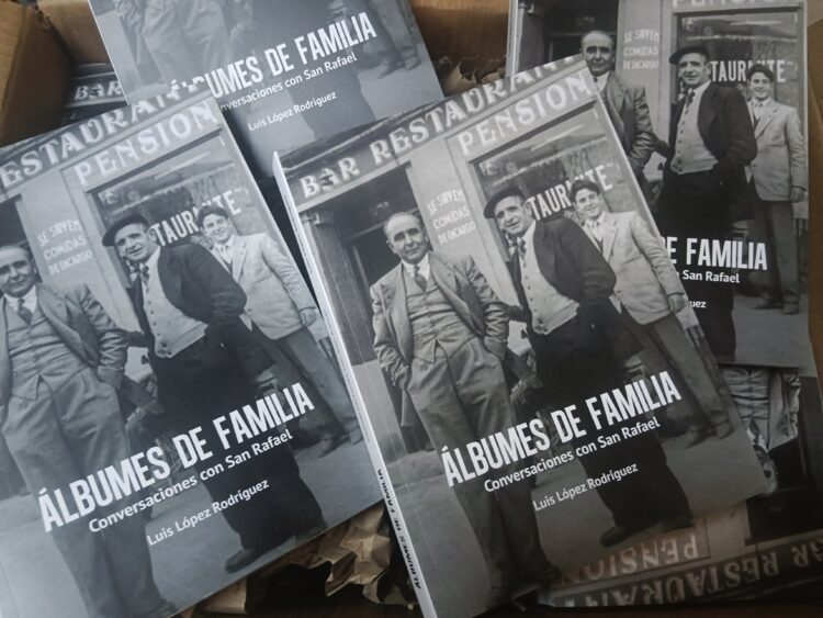 Conversaciones con San Rafael 1 El próximo día 8 de agosto, el paseo de Rivera de San Rafael acogerá la presentación del libro ‘Álbumes de familia’ / LUIS LÓPEZ RODRÍGUEZ