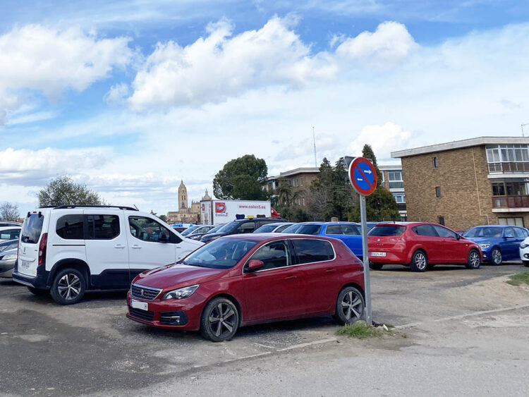El Colegio de Arquitectos valora "positivamente" el PRAT de Las Lastras y el polígono de La Costanilla 1 Aparcamiento donde se proyecta parte del PRAT de Las Lastras. / A.M.