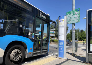 Autobús del transporte urbano de Segovia, en una de las paradas de la línea 4 en la carretera de San Rafael. / A.M.