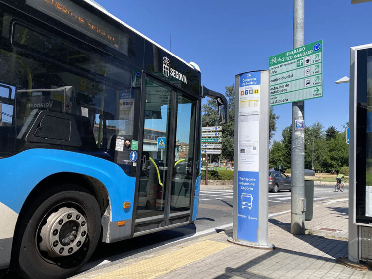IU reclama refuerzos en la línea 4 de autobuses urbanos durante todo el año 1 Autobús del transporte urbano de Segovia, en una de las paradas de la línea 4 en la carretera de San Rafael. / A.M.
