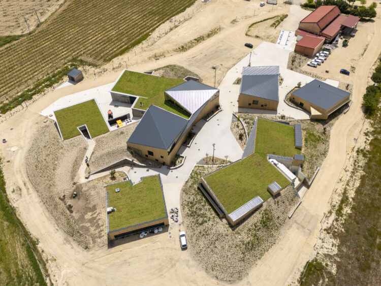 Ossian inaugura su nueva bodega en Nieva 1 Vista del conjunto arquitectónico / OSSIAN