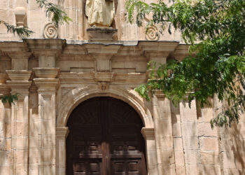 Entrada principal de la Iglesia de San Andrés.