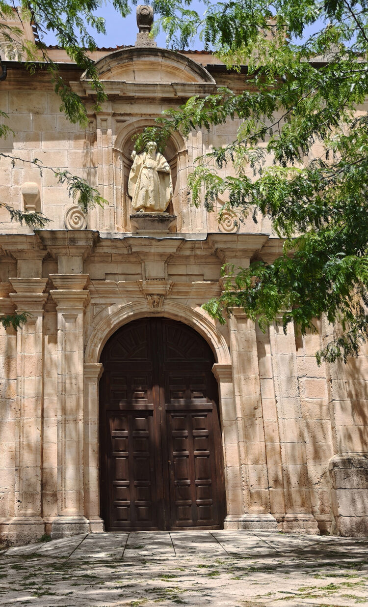 Entrada principal de la Iglesia de San Andrés.