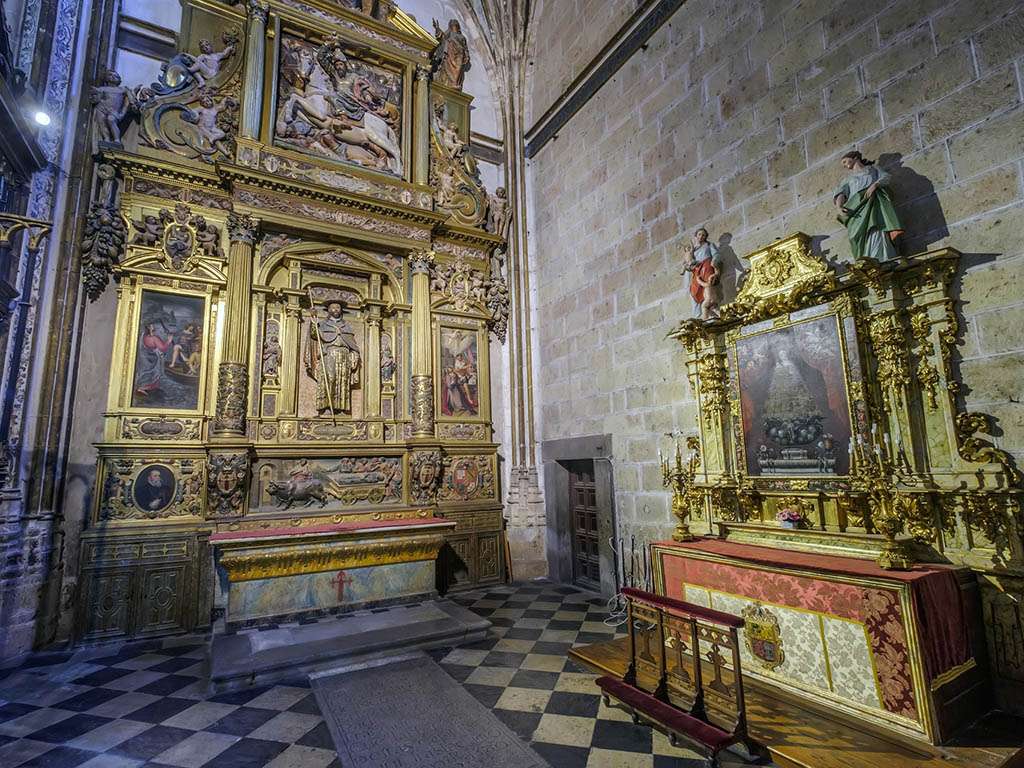 Capilla de Santiago, sin asientos.