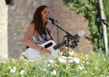 Esther by Me en una actuación. /@musica_esther_by_me_