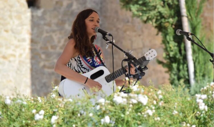 Esther by Me actuará en el Palacio de Quintanar 1 Esther by Me en una actuación. /@musica_esther_by_me_