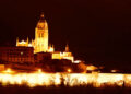 Catedral y recinto amurallado iluminado. / JOSÉ ANTONIO SANTOS