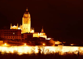 Catedral y recinto amurallado iluminado. / JOSÉ ANTONIO SANTOS