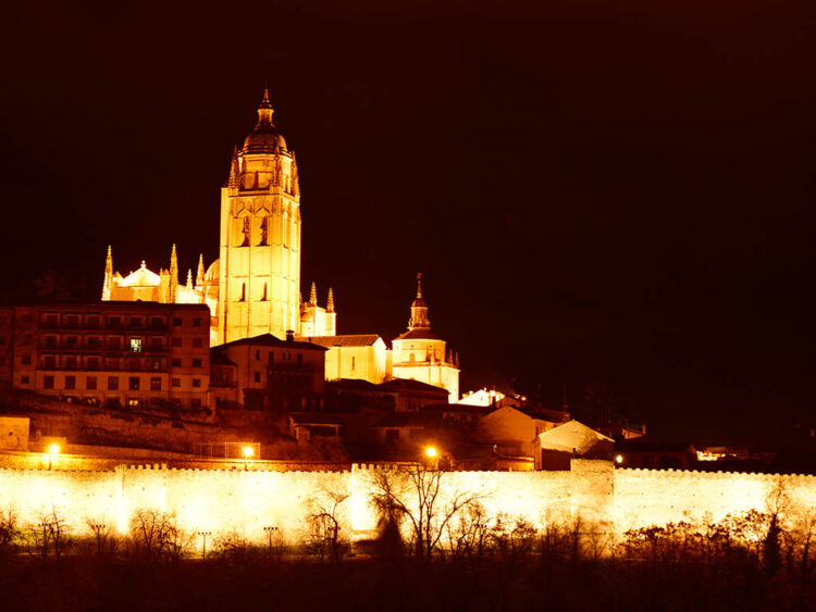 El Ayuntamiento recibe 3,1 millones para renovar el alumbrado del recinto amurallado 1 Catedral y recinto amurallado iluminado. / JOSÉ ANTONIO SANTOS