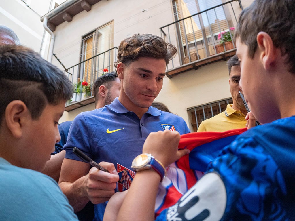 Los jugadores del Atlético de Madrid vuelven a 'trinchar' el cochinillo en el restaurante José María 2 Julián Álvarez, antes de entrar el restaurante José María de Segovia. / HÉCTOR CRIADO