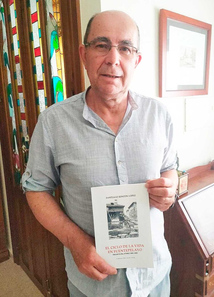 Santiago Rincón López presenta su libro titulado ‘El ciclo de la vida en Fuentepelayo’.